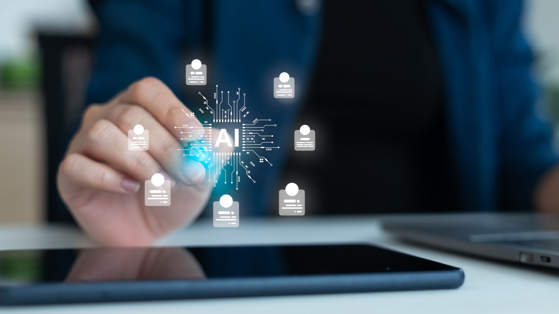 Femme d’affaires utilisant une tablette avec l’intelligence artificielle, la technologie de recrutement IA et la gestion numérique des ressources humaines. Concept d’automatisation, d’analyse des personnes, de processus d’embauche et d’innovat